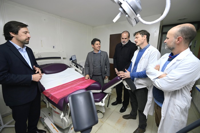 Kicillof recorrió los avances de las obras del plan hídrico y de restauración del Hospital Penna