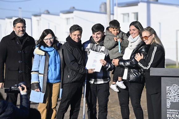 Kicillof entregó viviendas a familias de Tornquist