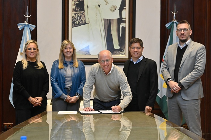 Kicillof y Cuattromo firmaron convenios con municipios para la compra de bienes de capital Kicillof y Cuattromo firmaron convenios con municipios para la compra de bienes de capital