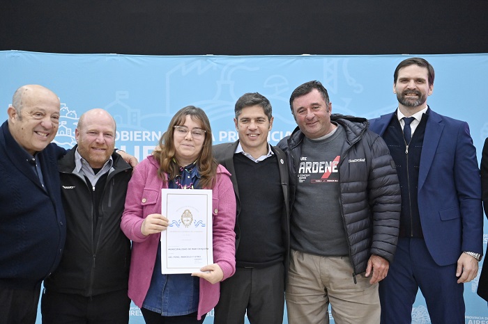 Kicillof entregó escrituras gratuitas e inauguró nuevos espacios de uso comunitario Kicillof entregó escrituras gratuitas e inauguró nuevos espacios de uso comunitario