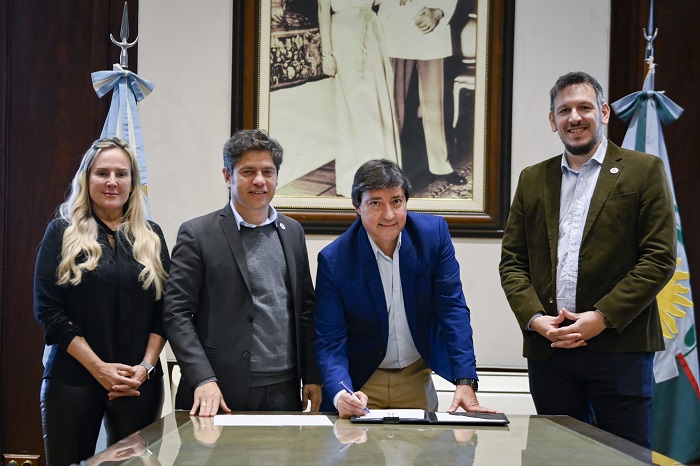 Kicillof y Cuattromo firmaron convenios con municipios para la compra de bienes de capital