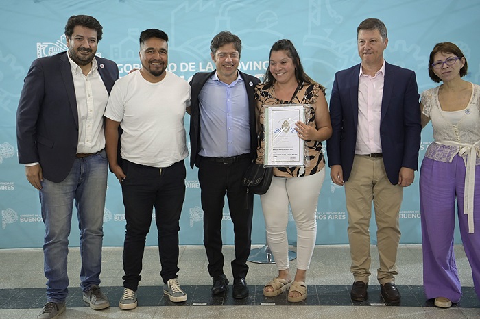 El Gobernador durante la entrega de títulos de propiedad.
