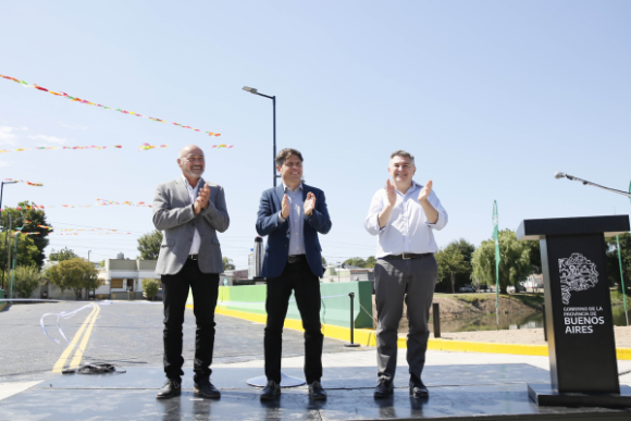 Axel Kicillof junto a Mario Secco y Guillermo Jelinski, tras la inauguración del puente.