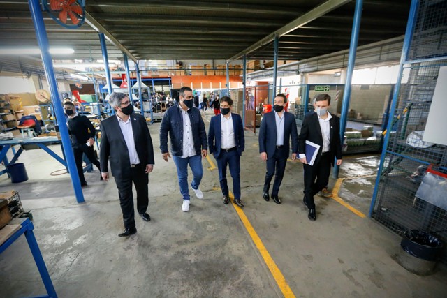 Axel Kicillof visitó las instalaciones de la Cooperativa Galaxia