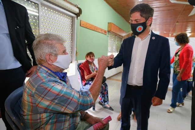 Kicillof visitó un operativo de vacunación en Magdalena