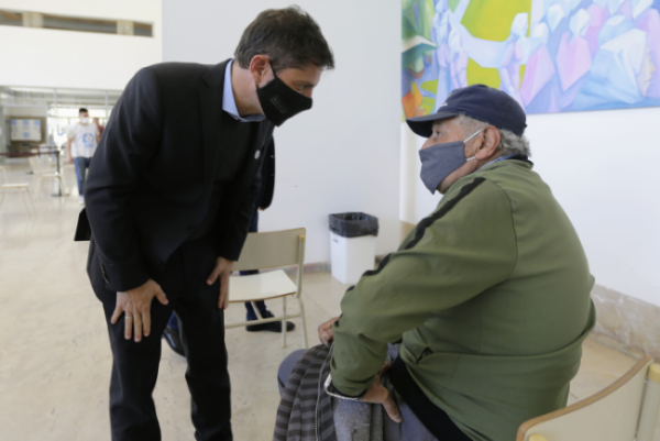 Axel Kicillof junto a un adulto mayor en el anuncio sobre vacunación.