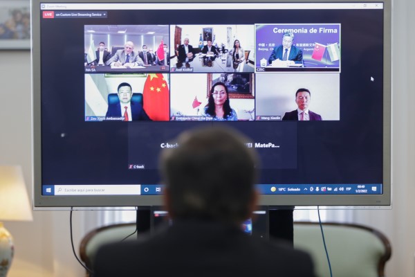 Axel Kicillof en la videoconferencia con las autoridades de Argentina y China.
