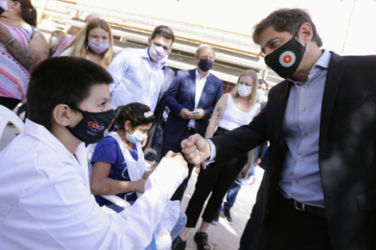 Axel Kicillof junto a los niños y niñas en el establecimiento escolar