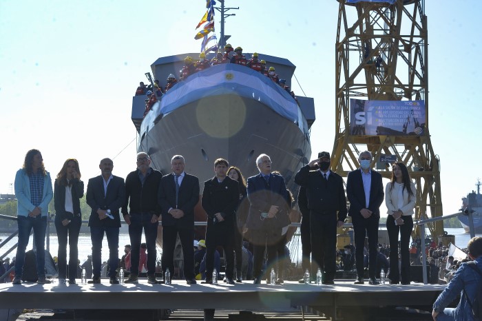 Kicillof y Taiana participaron de la botadura de una embarcación en el Astillero Río Santiago