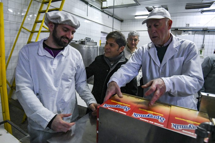 El Gobernador junto a trabajadores de la fábrica de lácteos