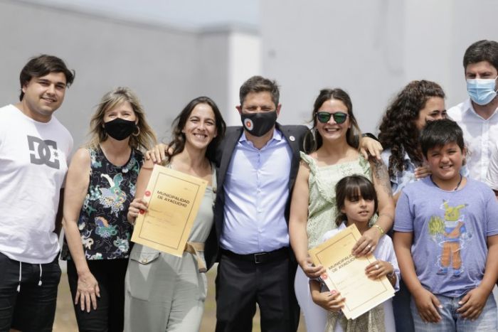 Kicillof encabezó la entrega de 57 viviendas en el predio El Embarcadero