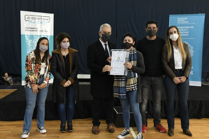 Entrega de títulos de propiedad a familias bonaerenses