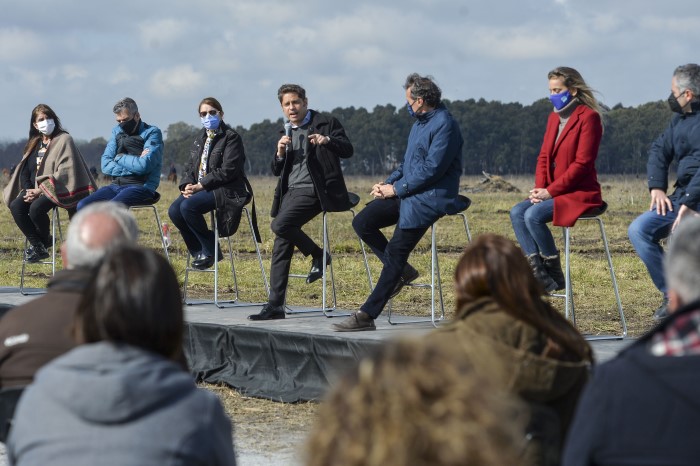 Axel Kicillof junto a ministros e intendentes 