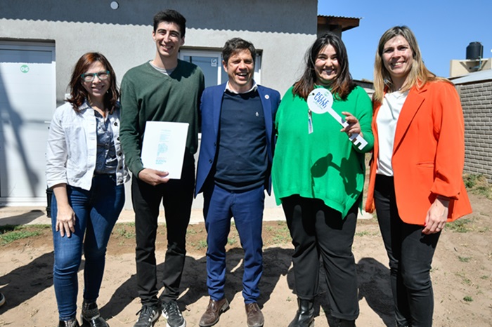Kicillof entregó viviendas a familias del barrio Quinta 80