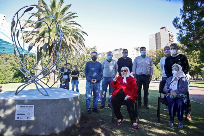 Homenaje a las Madres de Plaza de Mayo