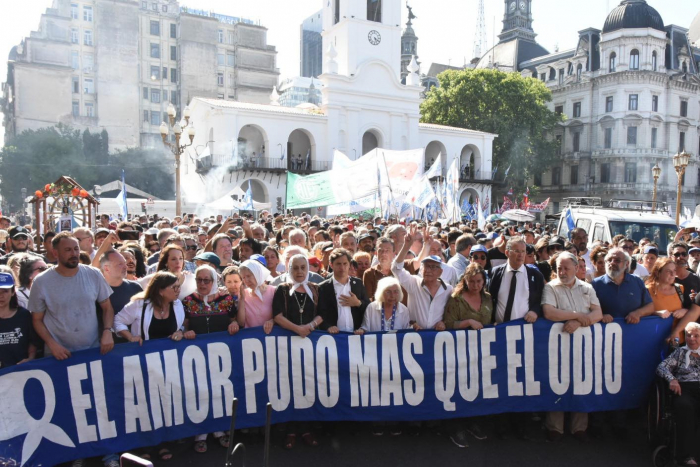 Multitudinaria marcha de Madres de Plaza de Mayo 