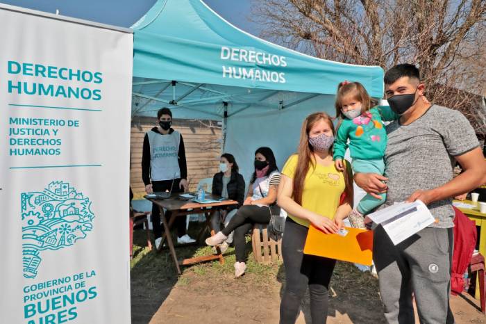 Fotografía que muestra una familia frente al gacebo de la Subsecretaría de Derechos Humanos luego de realizar un trámite 