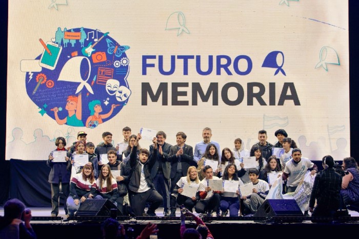 Kicillof junto a jóvenes que participaron del programa “Futuro Memoria”