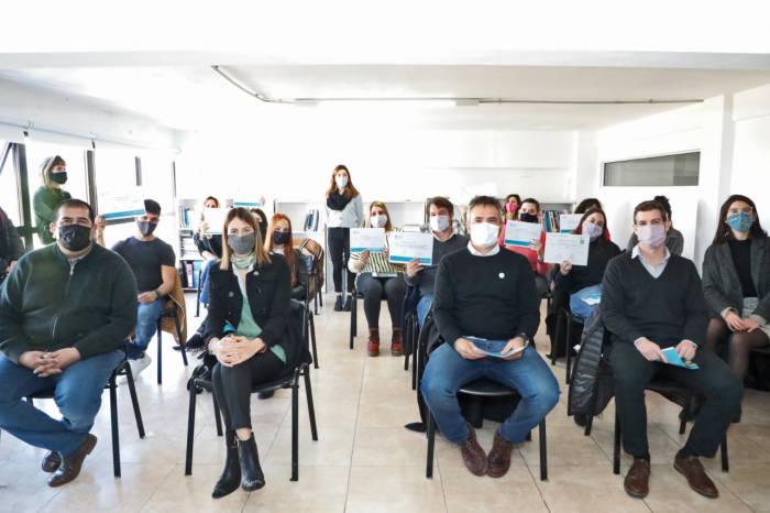 Foto de los alumnos con sus diplomas junto a las autoridades