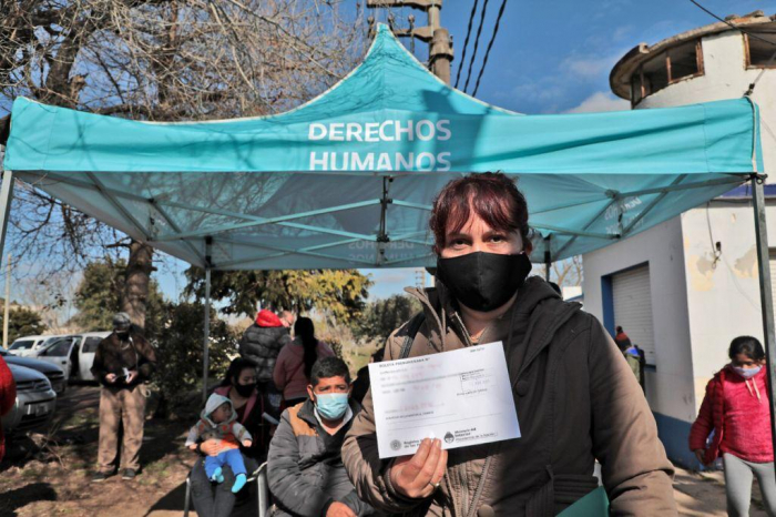 Mujer posa con el trámite que realizó en la jornada "Espacios de Derechos"