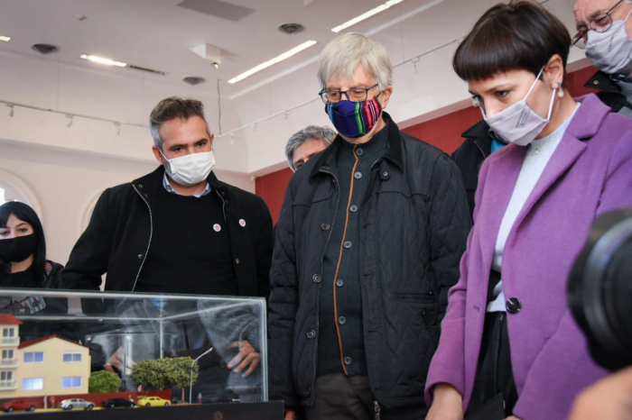 Foto de las autoridades en la muestra