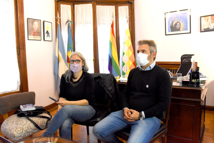 Foto del subsecretario junto a la directora escuchando el veredicto