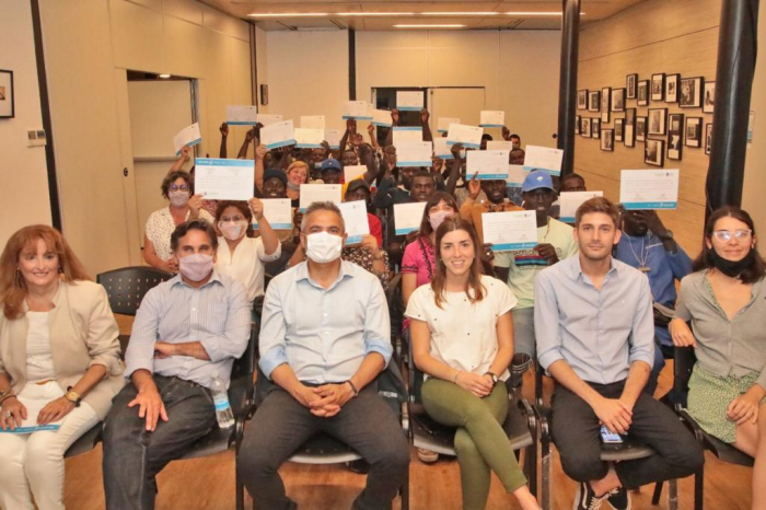 Foto de autoridades, docentes y alumnos posando con el certificado.