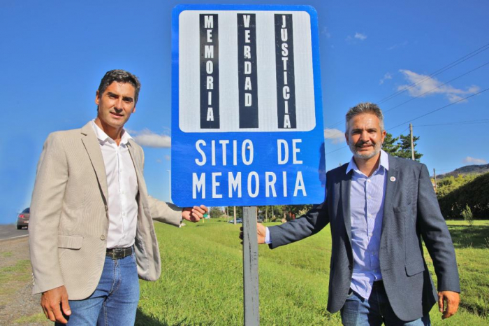El Subsecretario Moreno junto a Y Zurieta de Vialidad junto al cartel que indica Sitio de Memoria