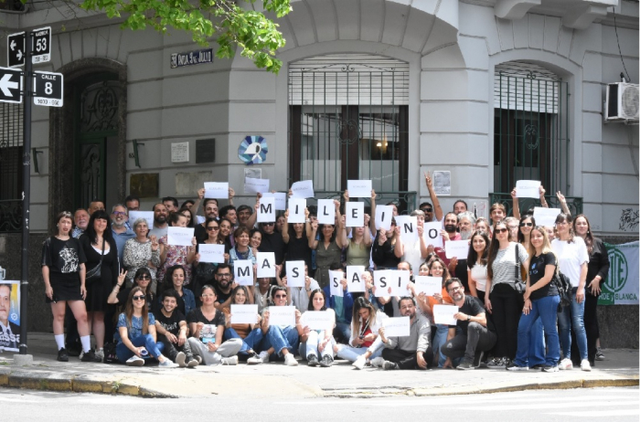 Abrazo simbólico en defensa de los derechos humanos y la democracia