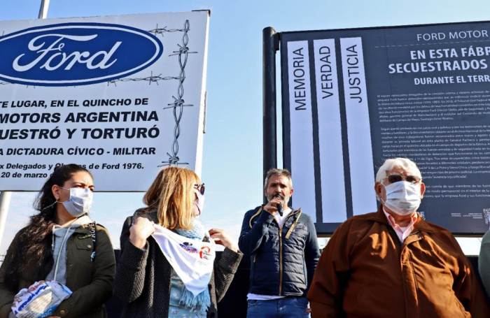subsecretario matías moreno en reposición señalización fábrica ford