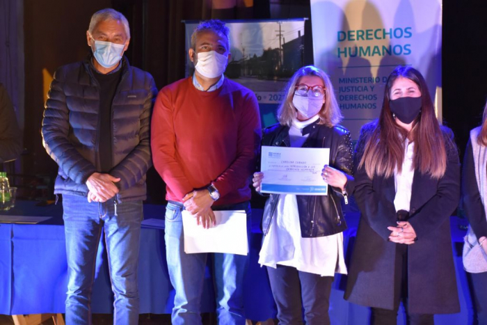 Foto de una estudiante junto a las autoridades