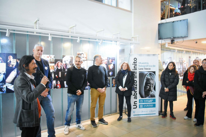 Se inauguró la muestra fotográfica “Un abrazo infinito”