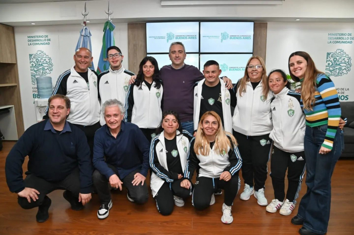 Larroque junto a los atletas