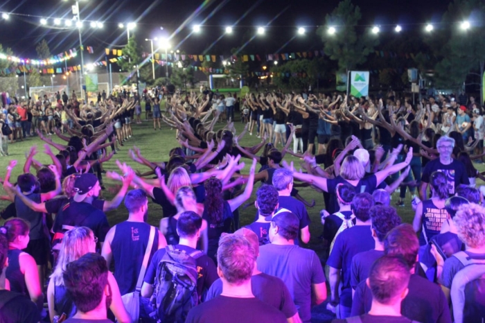 Jóvenes disfrutan del Festival en la plaza de Mercedes