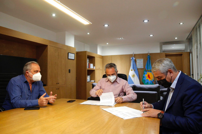 El ministro de Desarrollo de la Comunidad, Andrés Larroque, y el subsecretario de Hábitat, Rubén Pascolini, recibieron al minist