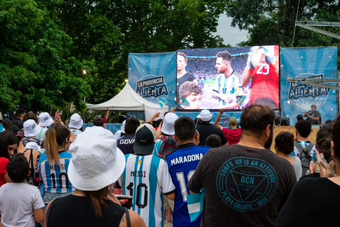 Con pantalla gigante, música y presentaciones artísticas, la Provincia prepara actividades en Pehuajó, San Vicente y Merlo.