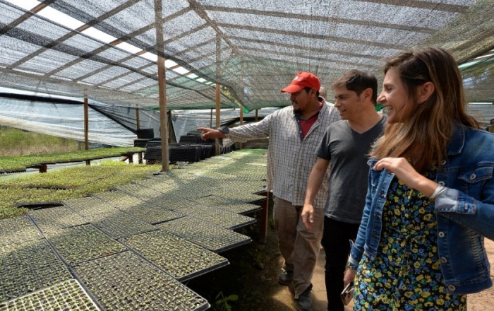 La ministra y el Gobernador recorren el centro de acopio frutihortícola.