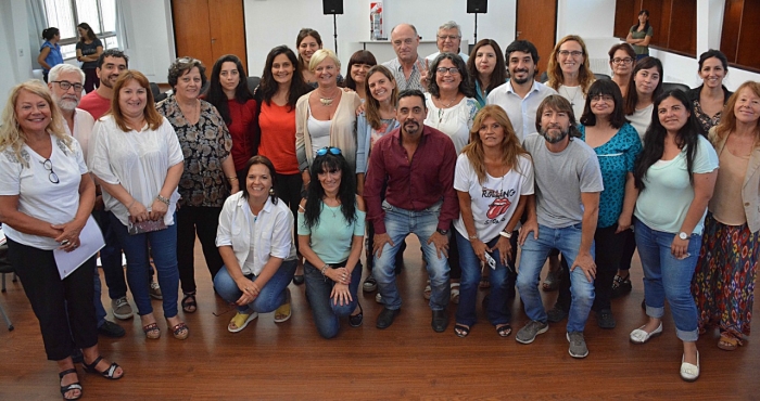 La ministra y representantes de la la Red de consejos frente a cámara, junto a la directora Paula Ferro