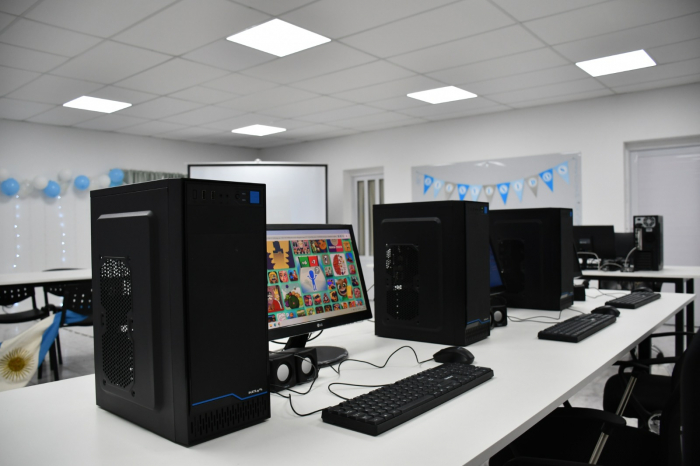 Equipamiento informático y una biblioteca digital para Las Flores Aula tecnológica