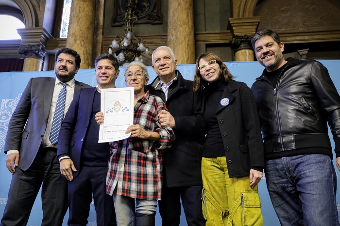 Kicillof entregó escrituras