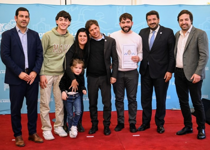 La Provincia puso en funcionamiento una ambulancia y entregó escrituras 