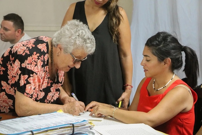 FIRMA DE ESCRITURAS EN CARLOS CASARES Y CARMEN DE ARECO