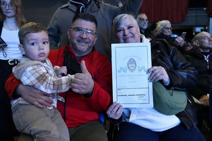 KICILLOF ENTREGÓ MÁS DE 1.500 ESCRITURAS A FAMILIAS DE ALMIRANTE BROWN KICILLOF ENTREGÓ MÁS DE 1.500 ESCRITURAS A FAMILIAS DE ALMIRANTE BROWN