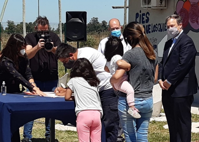 EL PROGRAMA “MI ESCRITURA, MI CASA” PERMITIÓ QUE MÁS DE CIEN FAMILIAS DEL BARRIO “LAS CASITAS” DE GLEW FIRMARAN SUS TÍTULOS DE P