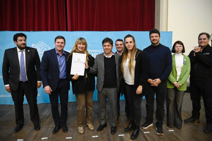 KICILLOF ENTREGÓ CASI 400 ESCRITURAS A FAMILIAS DE ARRECIFES Y CAPITÁN SARMIENTO