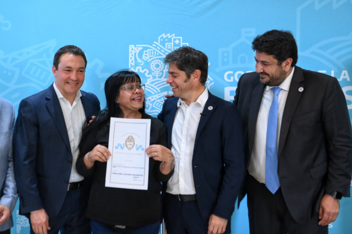 EL GOBERNADOR ENTREGÓ ESCRITURAS EN MERLO Y FLORENCIO VARELA