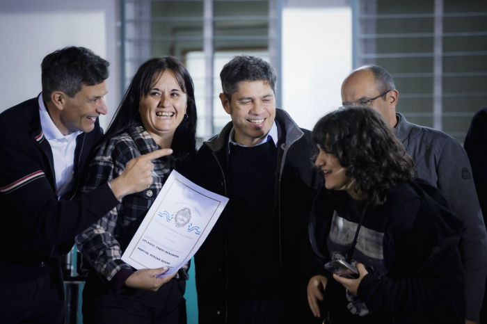 KICILLOF ENTREGÓ ESCRITURAS EN GENERAL LA MADRID Y BOLÍVAR KICILLOF ENTREGÓ ESCRITURAS EN GENERAL LA MADRID Y BOLÍVAR