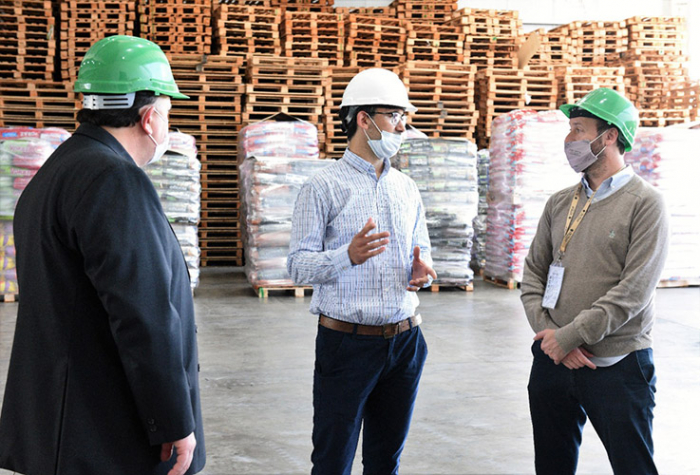 El Ministro en la fábrica AgroIndustrias Baires de General Las Heras.