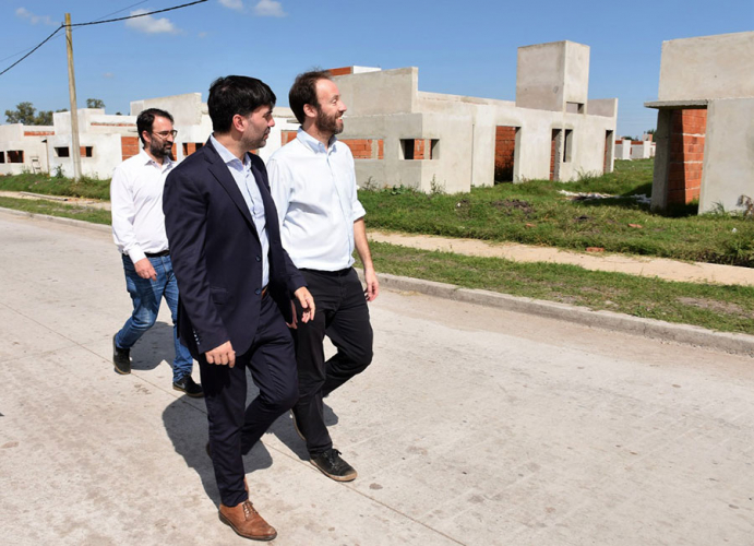 El Ministro Pablo López recorrió obras en Castelli