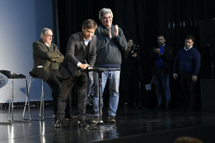 Kicillof y Rodríguez firmaron la adhesión de Tandil al Plan de Caminos Rurales